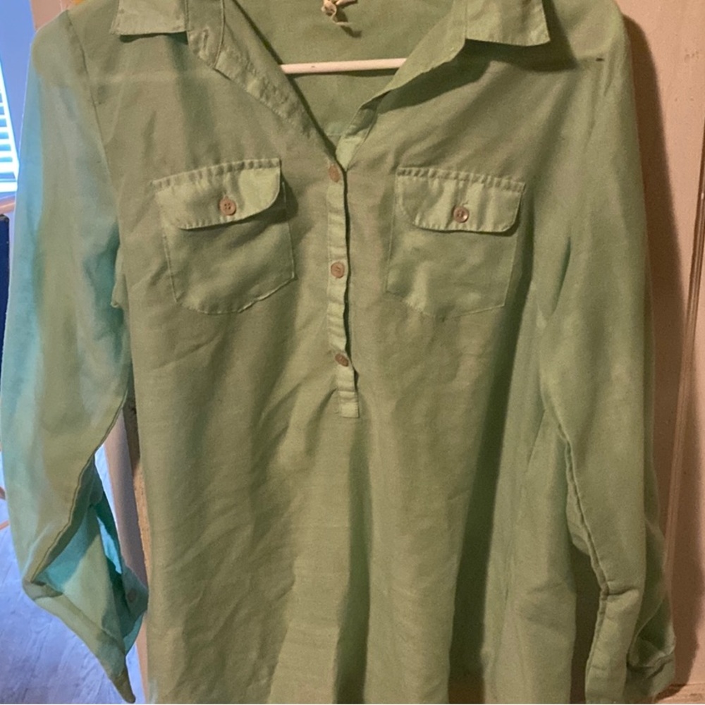 Chic Mint Green Button-Up Blouse